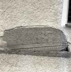 Runsten i kyrkv�ggen till T�by kyrka - klicka f�r att f�rstora