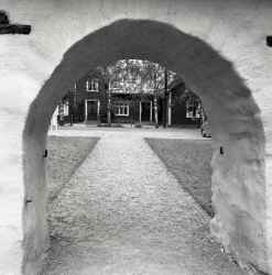Vy genom stigluckan vid T�by kyrka - klicka f�r att f�rstora