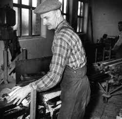 Riktaren Elolf Falk  arbetade vid Rullgardinsfabriken sedan 1913. - klicka f�r att f�rstora