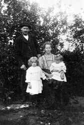 Johan Adolf Svensson med familj. Flickorna heter Astrid och Ingeborg - klicka f�r att f�rstora