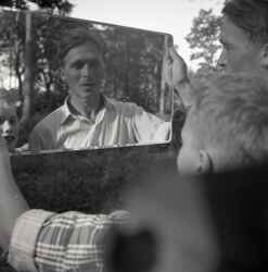En man och en pojke vid en spegel i samband med JUFs distriktsmsterskap i orientering i sternrke - klicka fr att frstora