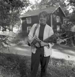 En kvinna med blommor och en kastrull i samband med JUFs distriktsm�sterskap i orientering i �stern�rke - klicka f�r att f�rstora