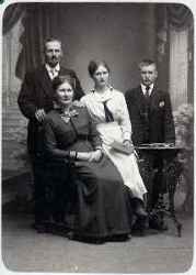 Familjen Laurn. Fotot taget i Gteborg - klicka fr att frstora