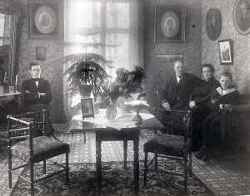 Fyra personer ur familjen Arvid Nilsson i ett vardagsrum - klicka fr att frstora