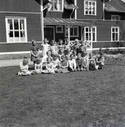 Elever vid Binninge sm�skola med l�rarinnan fru Elsa Norman  - klicka f�r att f�rstora