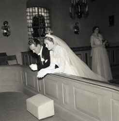 Brudpar vid altaret under ett brllop i Knista kyrka - klicka fr att frstora