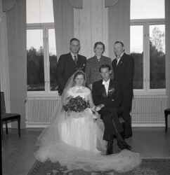 Sven-Erik Ols�n med hustru, och troliga f�r�ldrar och sv�rf�r�ldrar, i samband med deras br�llop - klicka f�r att f�rstora