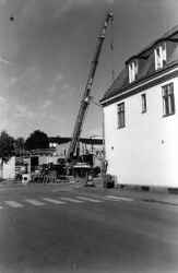 Bebyggelsen p� Torget i Fjugesta v�xer fram. Till h�ger syns gamla Konsum. - klicka f�r att f�rstora