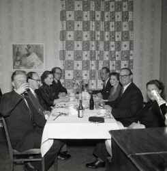 Kvinnor och m�n under brandk�rsfest i Fjugesta - klicka f�r att f�rstora