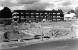 Torget i Fjugesta byggs med kommunhuset och Fr�lsningsarm�ns hus i bakgrunden. - klicka f�r att f�rstora