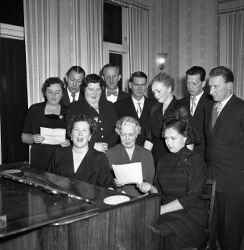 Klassfest med s�ng till piano f�r eleverna i �rskursen 1923-24 i Landslagens skola i Kvistbro. Kvinnan i mitten vid pianot �r l�raren Olga Johansson/Ahlberg och till v�nster om henne sitter Ragnhild Hagberg/Andersson. St�ende fr�n h�ger till v�nster �r Einar Nilsson, ok�nd, ok�nd, Sven Larsson och Sven-Axel Larsson. - klicka f�r att f�rstora