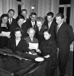 Klassfest med s�ng till piano f�r eleverna i �rskursen 1923-24 i Landslagens skola i Kvistbro. Kvinnan i mitten vid pianot �r l�raren Olga Johansson/Ahlberg och till v�nster om henne sitter Ragnhild Hagberg/Andersson. St�ende fr�n h�ger till v�nster �r Einar Nilsson, ok�nd, ok�nd, Sven Larsson och Sven-Axel Larsson. - klicka f�r att f�rstora