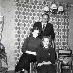 Jocke och Elsa Eriksson med dotter i �rebro. Fotot ska vara taget hos en syster till n�gon av dem. - klicka f�r att f�rstora