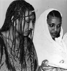 Tv kvinnor frn Eritrea i traditionellt mode. Flyktingar frn Eritrea som bodde i Fjugesta under kort tid. - klicka fr att frstora