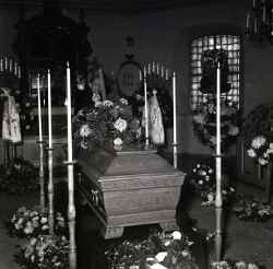 Kistan vid fru Eva Perssons begravning - klicka f�r att f�rstora