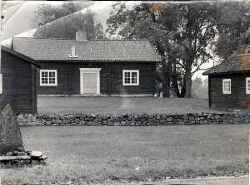 Kvistbro f�rsamlingsg�rd byggdes 1948 p� initiativ av kyroherde Georg Magnusson med tv� flyglar - till h�ger Lillg�rden och till v�nster ses gaveln av hembygdsflygeln samt en v�gsten vid Letstigen. - klicka f�r att f�rstora