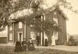 Prosten Karl Erik Edlund i �rebros barndomshem i Fr�svi. Prostens bror August Larsson. - klicka f�r att f�rstora