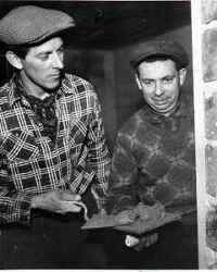 Arbete med fritidsg�rdens ungdomslokal. Till v�nster Bertil Ekstr�m, till h�ger Bertil Eriksson. - klicka f�r att f�rstora