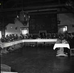 En grupp mn och kvinnor vid ett bord i samband med JUFs riksstmma i stersund - klicka fr att frstora