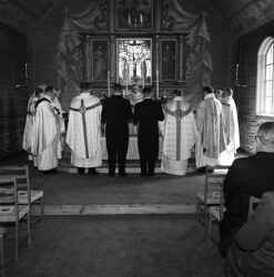 Pr�ster vid altaret i Kvistbro kyrka under �terinvigningen 1955 - klicka f�r att f�rstora