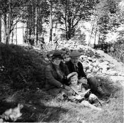 Arbeten med konservering av gravh�g vid H�gan. I f�rgrunden f�rfattarinnan Margit Wald�n och landsantikvarien Bertil Wald�n med son. - klicka f�r att f�rstora
