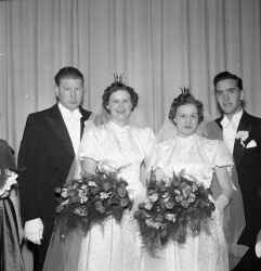 Systrarna �nberg efter deras br�llop i Knista kyrka. Till h�ger st�r Inga �nberg och Karl Gustav Arvidsson. - klicka f�r att f�rstora