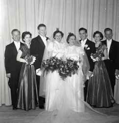 Systrarna �nberg efter deras br�llop i Knista kyrka. Till h�ger st�r Inga �nberg och Karl Gustav Arvidsson. Paren flankeras av vardera tv� marskalker respektive t�rnor. - klicka f�r att f�rstora