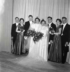 Systrarna �nberg efter deras br�llop i Knista kyrka. Till h�ger st�r Inga �nberg och Karl Gustav Arvidsson. Paren flankeras av vardera tv� marskalker respektive t�rnor. - klicka f�r att f�rstora
