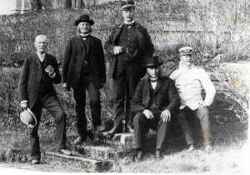 V�gsyn hos Albert Carlberg i Villingsberg. Fr�n v�nster st�r f�rre handlare Axel Englund i Fjugesta, n�mndeman Erik Andersson i Knistaby, kronol�nsman T G Blomkvist i Fjugesta, n�mndeman Johan Nilsson i Lekhyttan och j�gm�stare Albert Carlberg i Villingsberg sj�lv - klicka f�r att f�rstora