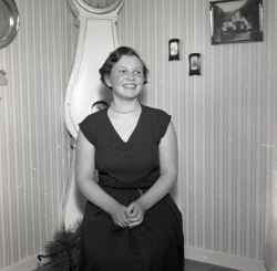 Inger Hansson (gift Svensson) fr�n Edsberg S�rby framf�r golvur - klicka f�r att f�rstora