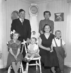 Familjen Hansson frn Edsbergs Srby samlade kring golvur. I frmre raden syns frn vnster Ann-Lovis (gift Carlsson), Dag, Inger (gift Svensson) och Harry. Bakom str pappa Herbert och mamma Elly. - klicka fr att frstora