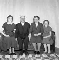 Familjen Persson fr�n Born�s i soffa. Fr�n v�nster syns Kerstin, pappa Ivan, mamma Karin och Ann-Marie. - klicka f�r att f�rstora