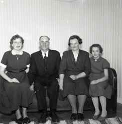 Familjen Persson fr�n Born�s i soffa. Fr�n v�nster syns Kerstin, pappa Ivan, mamma Karin och Ann-Marie. - klicka f�r att f�rstora