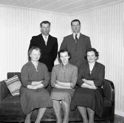 I bakre raden st�r Paul och Helge S�terhagen fr�n Mullers�tter respektive Fridens park i Mullhyttan. Till v�nster i soffan sitter Karin S�terhagen fr�n Fridens park i Mullhyttan, Elly Hansson fr�n Edsbergs S�rby och till h�ger Karin Persson fr�n Born�s. - klicka f�r att f�rstora