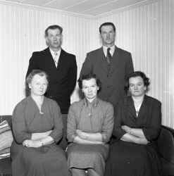 I bakre raden st�r Paul och Helge S�terhagen fr�n Mullers�tter respektive Fridens park i Mullhyttan. Till v�nster i soffan sitter Karin S�terhagen fr�n Fridens park i Mullhyttan, Elly Hansson fr�n Edsbergs S�rby och till h�ger Karin Persson fr�n Born�s. - klicka f�r att f�rstora