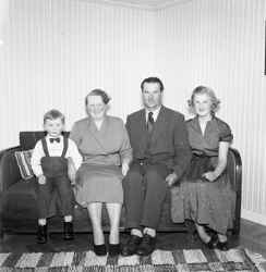Familjen S�terhagen fr�n Mullers�tter i soffa, med S�ren l�ngst till v�nster f�ljt av mamma Karin, pappa Helger och sist Kerttu (gift Blad). - klicka f�r att f�rstora