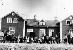 Lekande barn vid Kr�cklinge skola - klicka f�r att f�rstora
