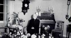 Johanna �Hanna� Svensson i Hallsberg p� 70- eller 75-�rsdagen. Hon var f�dd 1878-11-01 och avled 1954-04-24. - klicka f�r att f�rstora