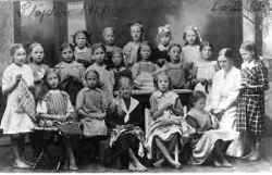Skolklass med flickor m�rkt 