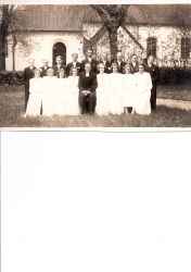 Konfirmander fotograferade utanf�r Knista kyrka 1943 Konfirmandpr�st Harry Jonsson.

Gun Karlsson t.v. om kyrkoherden. Fr�mre raden t.h. Eivor Rosby - klicka f�r att f�rstora