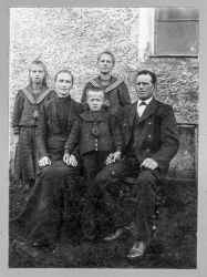 Elsa Karlsson 4:a fr�n v�nster - klicka f�r att f�rstora
