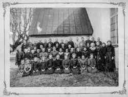 Elsa Karlsson 6:a h�ger andraraden. Knista kyrka - klicka f�r att f�rstora