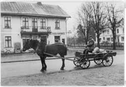 Man p� vagn efter h�st vid Cykel & Sport i Fjugesta. - klicka f�r att f�rstora