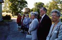 Hans Einarsson med hustru Sonja till v�nster vid minnesceremoni p� Skagershults kyrkog�rd p� Daniel Harbes 100-�rsdag den 16 juni 2002. - klicka f�r att f�rstora