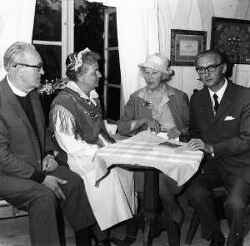 Personer vid V�stern�rkes hembygdsf�renings fest sittandes p� �ver�ningen p� H�gan. Fr�n v�nster syns Daniel Harbe, Maja Stenunger. Berit Sp�ng och Sigurd Paulsson - klicka f�r att f�rstora