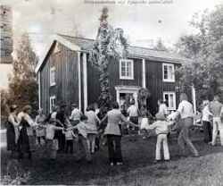 Midsommarfest vid H�gan med dans runt st�ngen - klicka f�r att f�rstora