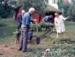 Midsommar p� H�gan. Troligen f�rsta midsommaraftonen d�r. St�ngen kl�s - klicka f�r att f�rstora