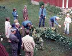 Midsommar p� H�gan. Troligen f�rsta midsommaraftonen d�r. St�ngen kl�s - klicka f�r att f�rstora