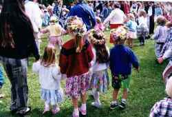 Midsommarfirande vid H�gan och barn med kransar p� huvudet - klicka f�r att f�rstora