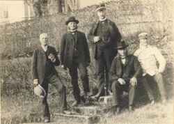 V�gsyn hos Albert Carlberg i Villingsberg. Fr�n v�nster st�r f�rre handlare Axel Englund i Fjugesta, n�mndeman Erik Andersson i Knistaby, kronol�nsman T G Blomkvist i Fjugesta, n�mndeman Johan Nilsson i Lekhyttan och j�gm�stare Albert Carlberg i Villingsberg sj�lv - klicka f�r att f�rstora